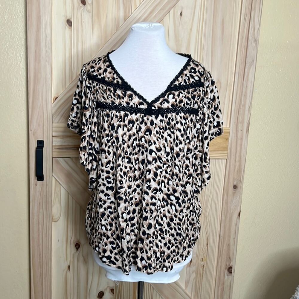 Democracy Women's Small Leopard Print V neck‎ Blouse with Lace Trim